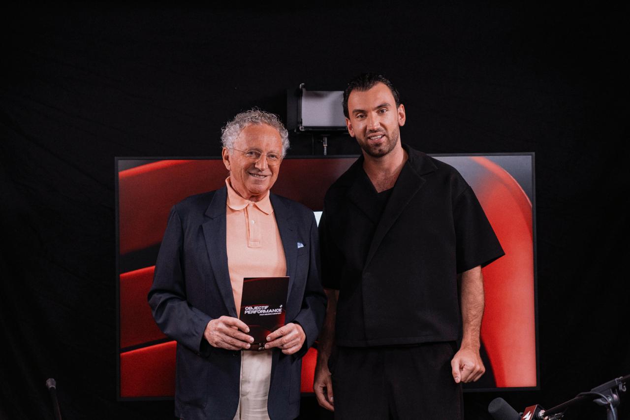Nelson Monfort et Luc Labarile posant avec le livre Objectif Performance