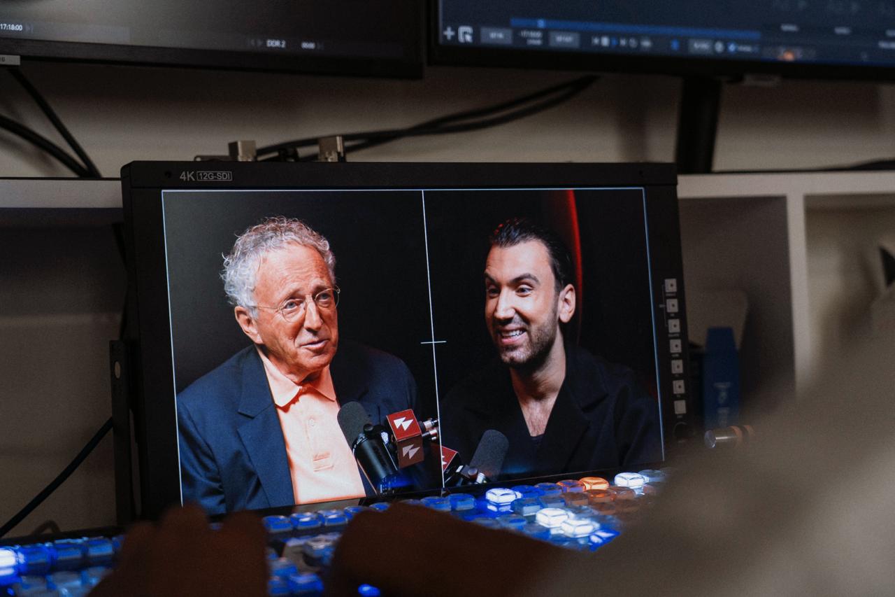 Luc Labarile et Nelson Monfort en pleine interview, vus depuis la régie